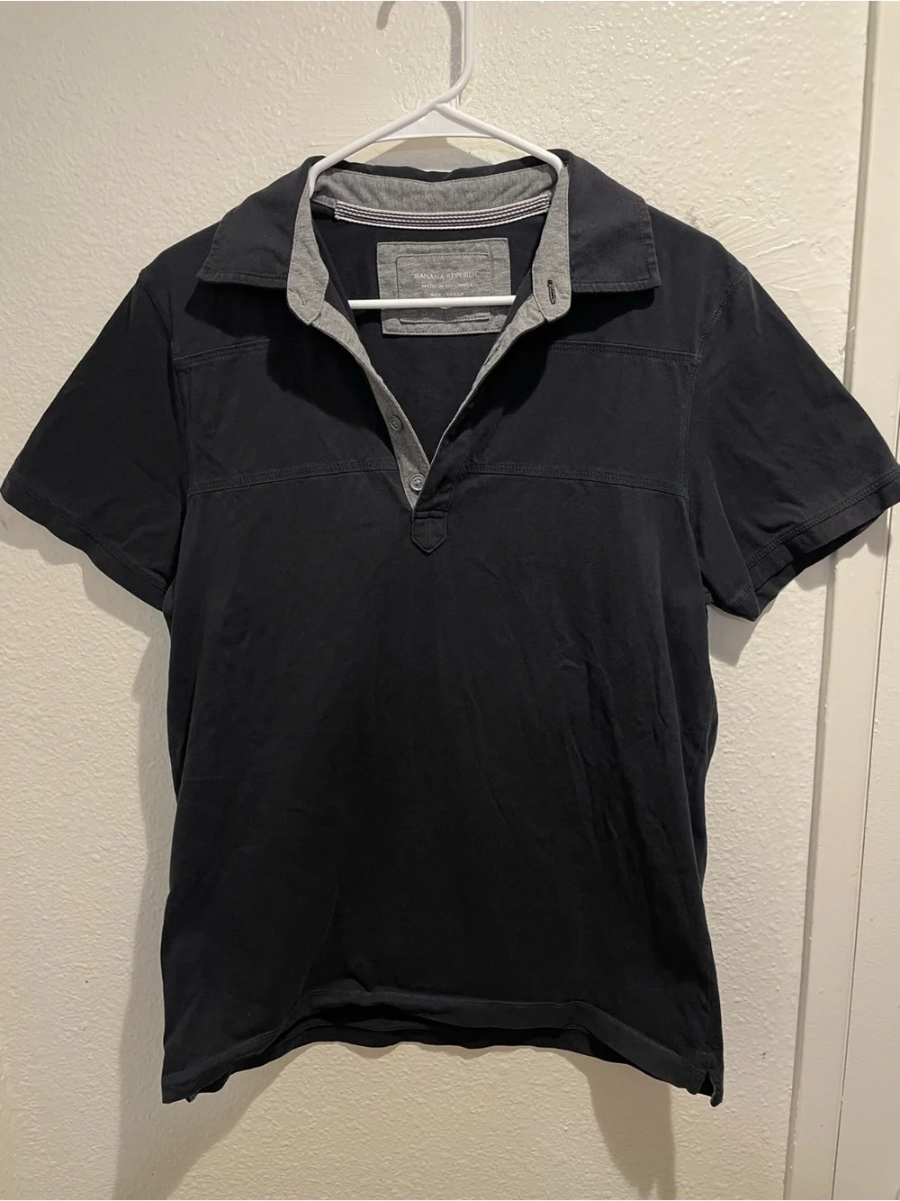 Banana Republic Men’s Medium M Black Polo Shirt Gray Contrast Collar Trim Luxe